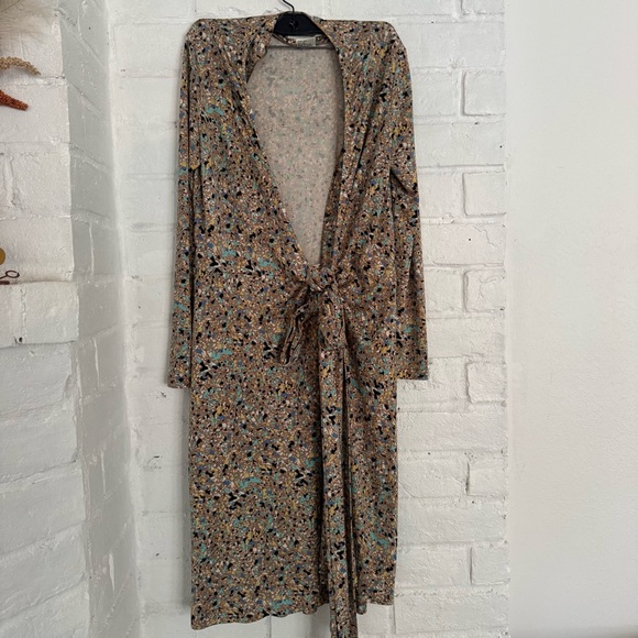 Diane Von Furstenberg Dresses & Skirts - Diane von Furstenberg 100% Silk Wrap Dress - Size 2 $145